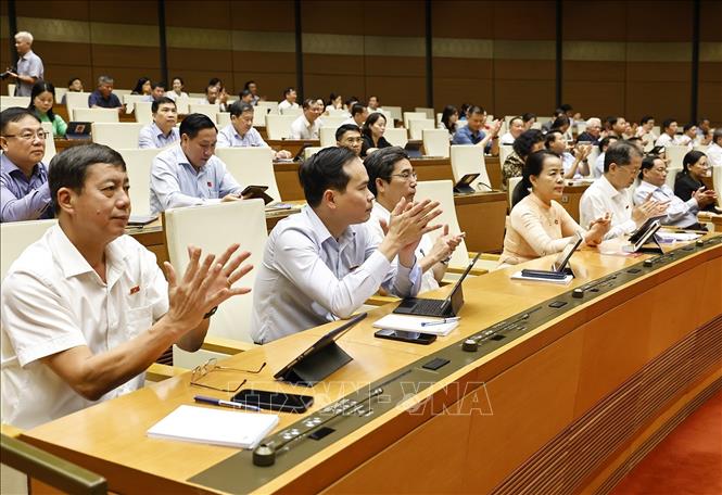 Quốc hội thông qua Nghị quyết của Quốc hội về việc sắp xếp đơn vị hành chính cấp tỉnh năm 2025. Ảnh: Doãn Tấn - TTXVN