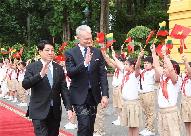 Children of Hanoi welcome State President Luong Cuong and Lithuania President Gitanas Nauseda. VNA Photo