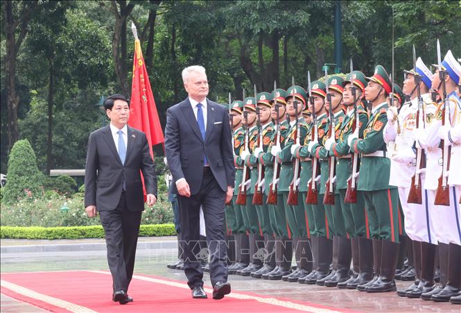 State President Luong Cuong and Lithuania President Gitanas Nauseda review the guard of honour. VNA Photo
