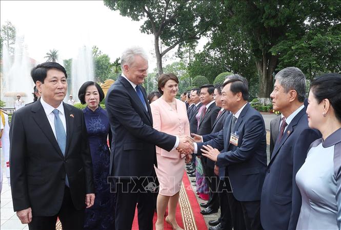 Chủ tịch nước Lương Cường với các thành viên Đoàn đại biểu Litva. Ảnh Lâm Khánh-TTXVN