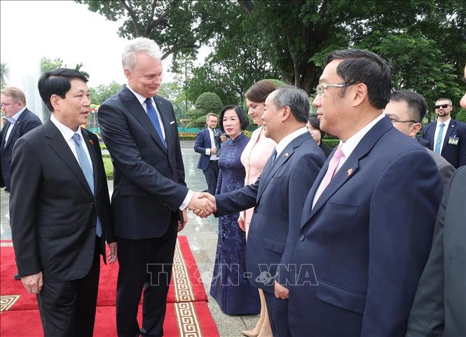 Chủ tịch nước Lương Cường với các thành viên Đoàn đại biểu Litva. Ảnh Lâm Khánh-TTXVN