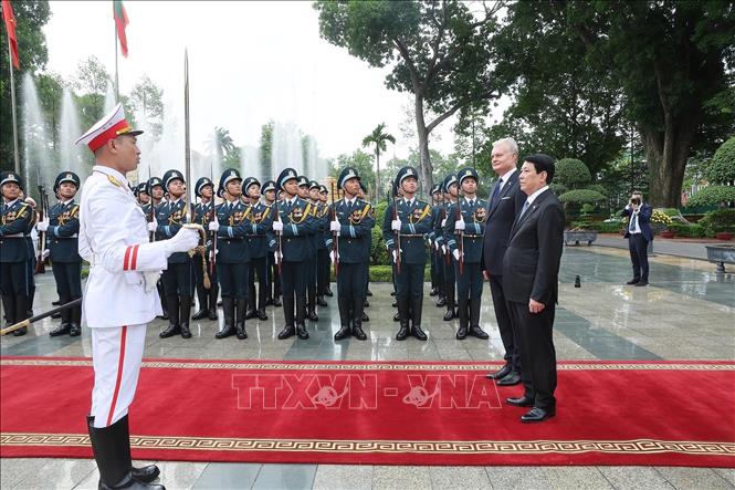Chủ tịch nước Lương Cường và Tổng thống Litva Gitanas Nauseda duyệt Đội danh dự Quân đội nhân dân Việt Nam. Ảnh: Lâm Khánh – TTXVN