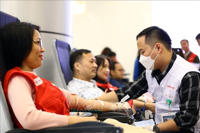 Cán bộ công nhân viên làm việc tại trụ sở chính của Tập đoàn Điện lực tại 11 Cửa Bắc tham gia hiến máu trong Tuần lễ hồng EVN lần VIII năm 2022. Ảnh:  Huy Hùng - TTXVN