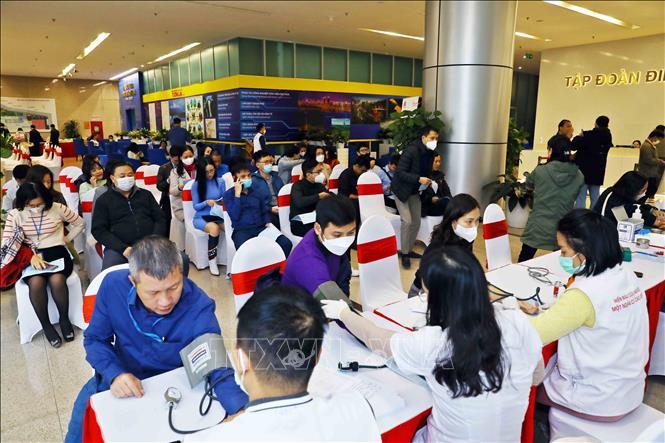 Cán bộ công nhân viên ngành điện khám sức khỏe trước khi hiến máu trong Tuần lễ hồng EVN lần VIII năm 2022. Ảnh:  Huy Hùng - TTXVN