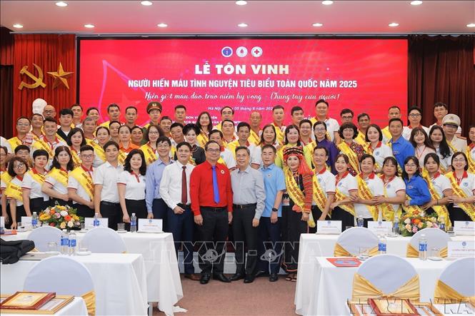 Lễ tôn vinh 100 đại biểu người hiến máu tiêu biểu năm 2025 tại Hà Nội (6/2025). Ảnh: Minh Quyết – TTXVN