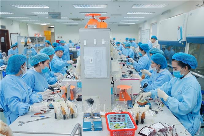 Bên trong “phân xưởng” điều chế máu lớn nhất Việt Nam tại Viện Huyết học-Truyền máu Trung ương để tạo ra các thành phẩm cứu giúp các bệnh nhân. Ảnh: Minh Quyết – TTXVN