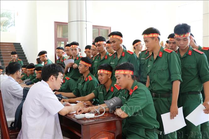Đông đảo cán bộ, đoàn viên, thanh niên Trường Sĩ quan Lục Quân 2 đã tình nguyện đăng ký tham gia hiến máu tại Đồng Nai (3/2025). Ảnh: Lê Xuân-TTXVN