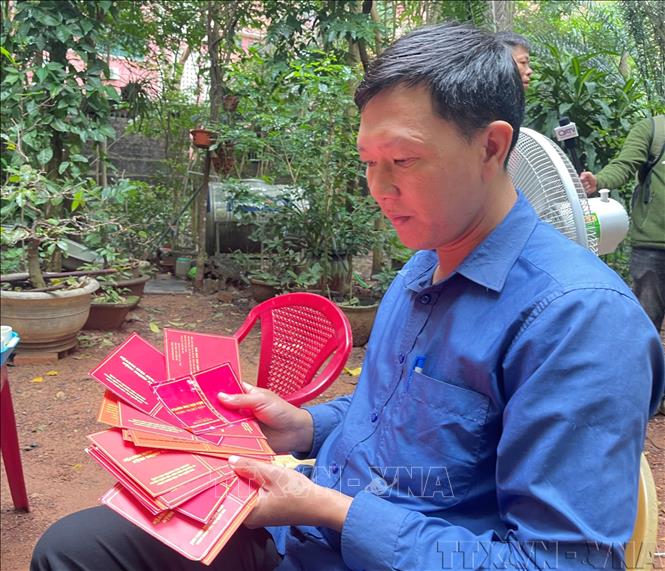 Anh Lê Hải Trường thuộc Câu lạc bộ “Vận động Hiến máu tình nguyện” tỉnh Quảng Trị, cầm trên tay giấy chứng nhận 37 lần tham gia hiến máu nhân đạo. Ảnh: Thanh Thuỷ-TTXVN
