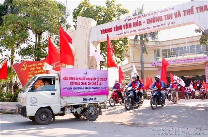 Đội tuyên truyền viên Chữ thập đỏ huyện Thanh Trì, Hà Nội tổ chức phát thanh tuyên truyền về ý nghĩa của việc hiến máu cứu người tại các tuyến phố trên địa bàn. Ảnh: TTXVN phát