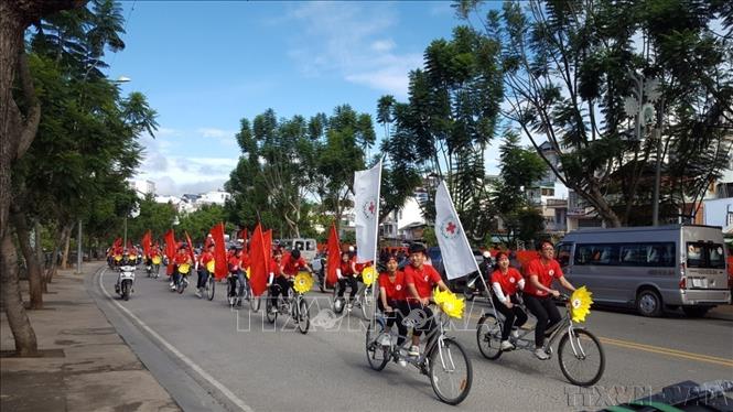 Các tình nguyện viên Hành trình Đỏ diễu hành xe đạp đôi tuyên truyền hiến máu tình nguyện trong chương trình Hành trình Đỏ (7/2020). Ảnh: Đặng Tuấn – TTXVN