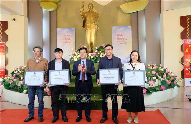 Ban tổ chức khen thưởng cho các đơn vị có pano trưng bày ấn tượng tại chương trình. Ảnh: Nguyễn Dũng – TTXVN 