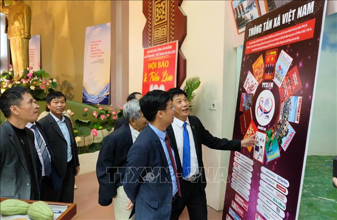 Các đại biểu tham quan không gian trưng bày pano giới thiệu về quá trình hình thành và phát triển của các báo, tạp chí trung ương và địa phương. Ảnh: Nguyễn Dũng – TTXVN 
