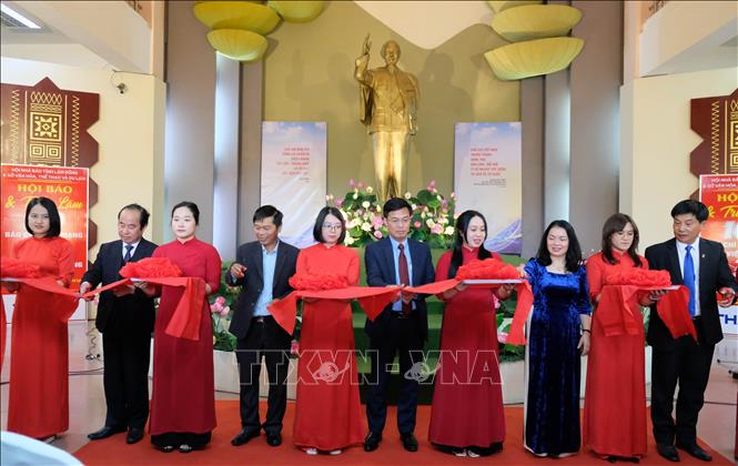 Các đại biểu cắt băng khai mạc Hội báo và Triển lãm chào mừng kỷ niệm 100 năm Báo chí Cách mạng Việt Nam (21/6/1925 – 21/6/2025) tại Bảo tàng tỉnh Lâm Đồng sáng 12/6. Ảnh: Nguyễn Dũng – TTXVN 