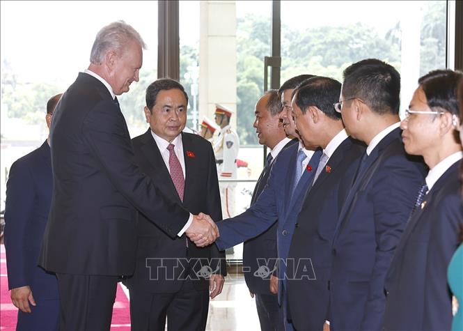 Chủ tịch Quốc hội Trần Thanh Mẫn giới thiệu các thành viên đoàn đại biểu Việt Nam với Tổng thống Litva Gitanas Nauseda. Ảnh: Doãn Tấn - TTXVN