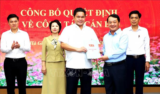 Bí thư Tỉnh ủy Hà Giang Hầu A Lềnh trao quyết định bổ nhiệm lại đồng chí Vàng Seo Cón, Ủy viên Ban Thường vụ Tỉnh ủy, Chủ tịch Ủy ban MTTQ tỉnh giữ chức vụ Chủ tịch Ủy ban MTTQ tỉnh Hà Giang. Ảnh: TTXVN phát