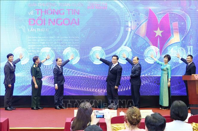 Đồng chí Nguyễn Trọng Nghĩa cùng các đại biểu thực hiện nghi thức khai trương Trang web chính thức của Giải thưởng toàn quốc về Thông tin đối ngoại lần thứ XI. Ảnh: Phương Hoa - TTXVN