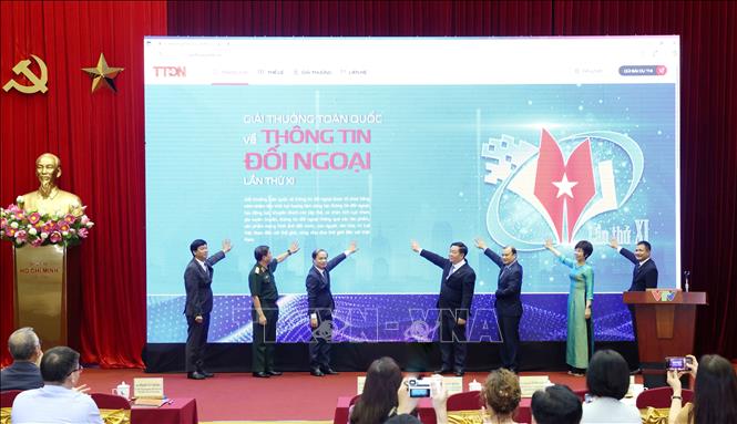 Đồng chí Nguyễn Trọng Nghĩa cùng các đại biểu thực hiện nghi thức khai trương Trang web chính thức của Giải thưởng toàn quốc về Thông tin đối ngoại lần thứ XI. Ảnh: Phương Hoa - TTXVN