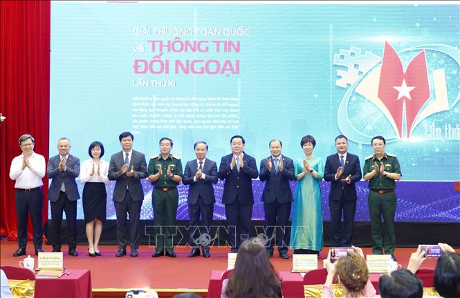Đồng chí Nguyễn Trọng Nghĩa cùng các đại biểu thực hiện nghi thức khai trương Trang web chính thức của Giải thưởng toàn quốc về Thông tin đối ngoại lần thứ XI. Ảnh: Phương Hoa - TTXVN