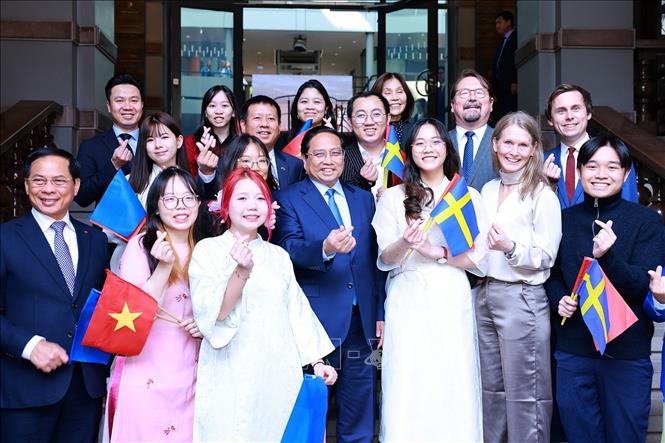 Thủ tướng Phạm Minh Chính với sinh viên, lưu học sinh Việt Nam tại Đại học Kinh tế Stockholm. Ảnh: Dương Giang-TTXVN
