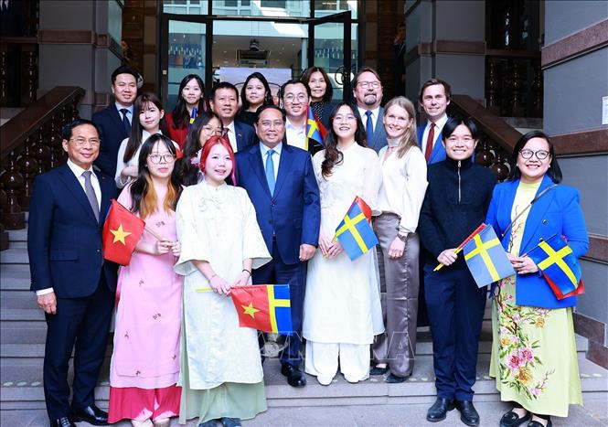 Thủ tướng Phạm Minh Chính với lãnh đạo Đại học Kinh tế Stockholm và sinh viên, lưu học sinh Việt Nam.  Ảnh: Dương Giang-TTXVN

