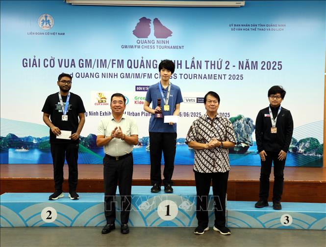 Ban tổ chức trao giải cho các kỳ thủ ở nội dung cờ tiêu chuẩn đại kiện tướng bảng 2. Ảnh: Đức Hiếu - TTXVN
