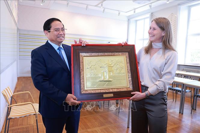 Thủ tướng Phạm Minh Chính tặng quà cho Đại học Kinh tế Stockholm. Ảnh: Dương Giang-TTXVN
