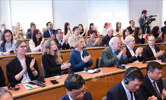 Các giảng viên, chuyên gia, nghiên cứu sinh tham dự buổi phát biểu của Thủ tướng Phạm Minh Chính về chính sách tại Đại học Kinh tế Stockholm. Ảnh: Dương Giang-TTXVN

