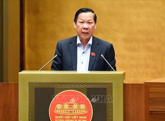 Chủ nhiệm Ủy ban Kinh tế và Tài chính của Quốc hội Phan Văn Mãi trình bày Báo cáo thẩm tra về chủ trương đầu tư Dự án đầu tư xây dựng đường vành đai 4 Thành phố Hồ Chí Minh. Ảnh: Minh Đức – TTXVN
