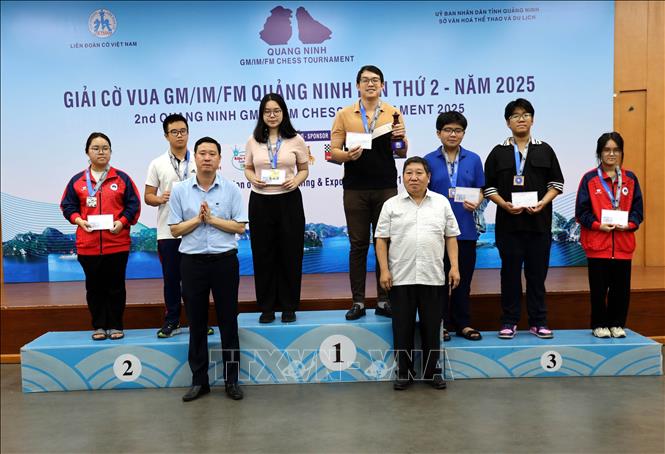 Ban tổ chức trao giải cho các kỳ thủ ở bảng phong trào nâng cao nội dung cờ tiêu chuẩn. Ảnh: Đức Hiếu - TTXVN