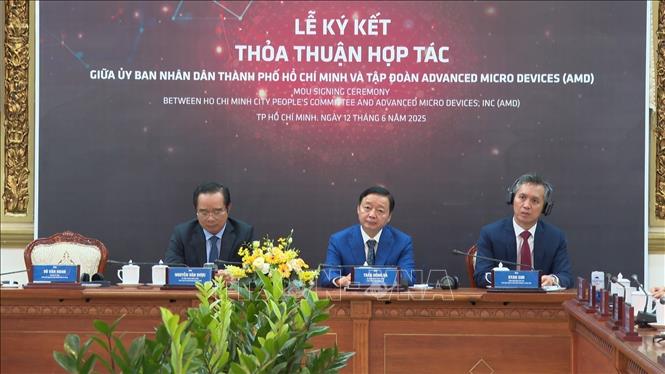 Deputy Prime Minister Tran Hong Ha attends the signing ceremony. VNA Photo: Hữu Duyên 