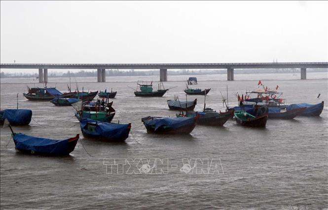 Tàu thuyền về tránh trú bão khu vực chân cầu Cửa Nhượng huyện Cẩm Xuyên. Ảnh: Công Tường-TTXVN