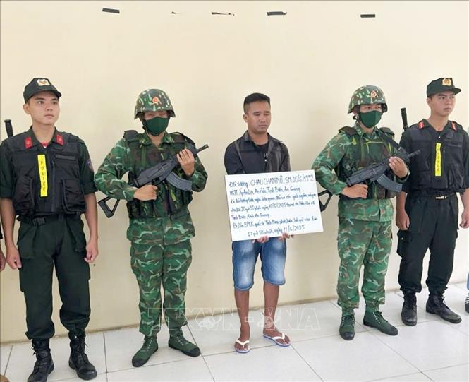 Lực lượng Bộ đội Biên phòng phối hợp lực lượng Công an An Giang phát hiện, bắt giữ Chau Chan Nô khi đang tìm cách trốn qua Campuchia. Ảnh: TTXVN phát