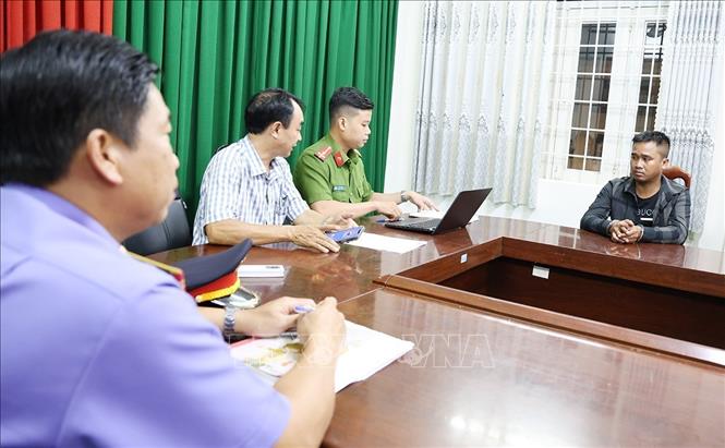 Đối tượng Chau Chan Nô khai nhận tại Cơ quan Công an. Ảnh: TTXVN phát