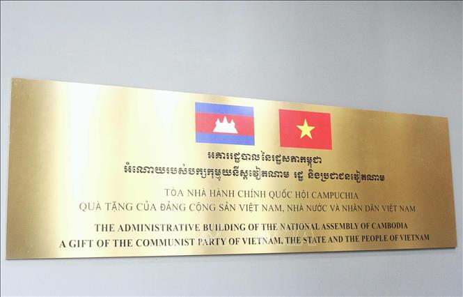 Bảng tên Tòa nhà Hành chính Quốc hội Vương quốc Campuchia. Ảnh: Hoàng Minh - PV TTXVN tại Campuchia 