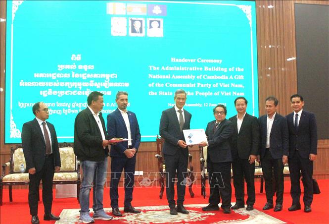 Đại sứ Việt Nam tại Campuchia Nguyễn Minh Vũ (thứ tư, từ trái sang) thực hiện nghi thức bàn giao công trình cho Tổng Thư ký Quốc hội Campuchia Leng Peng Long. Ảnh: Hoàng Minh - PV TTXVN tại Campuchia 