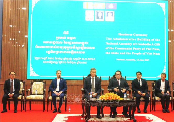 Tổng Thư ký Quốc hội Campuchia Leng Peng Long (bên phải, hàng đầu) và Đại sứ Việt Nam tại Vương quốc Campuchia Nguyễn Minh Vũ đồng chủ trì lễ bàn giao. Ảnh: Hoàng Minh - PV TTXVN tại Campuchia 