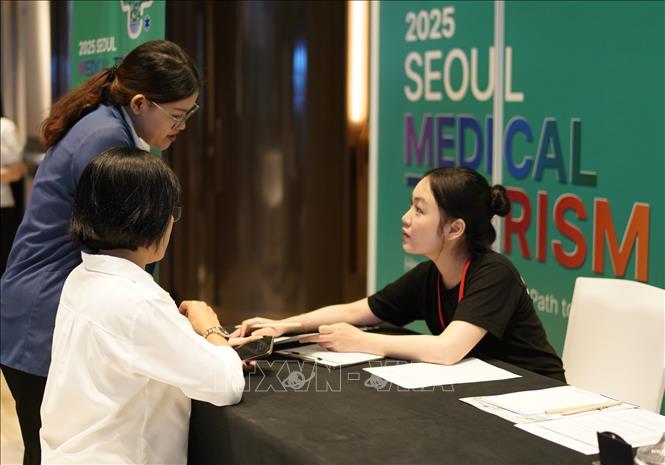 Các đơn vị giới thiệu thông tin du lịch y tế Seoul tại chuỗi sự kiện. Ảnh: Mỹ Phương – TTXVN