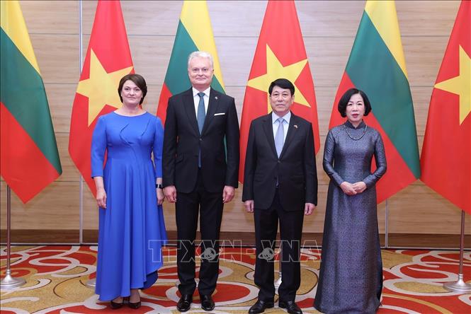 Chủ tịch nước Lương Cường và Phu nhân với Tổng thống Litva Gitanas Nauseda và Phu nhân dự tiệc chiêu đãi. Ảnh: Lâm Khánh – TTXVN