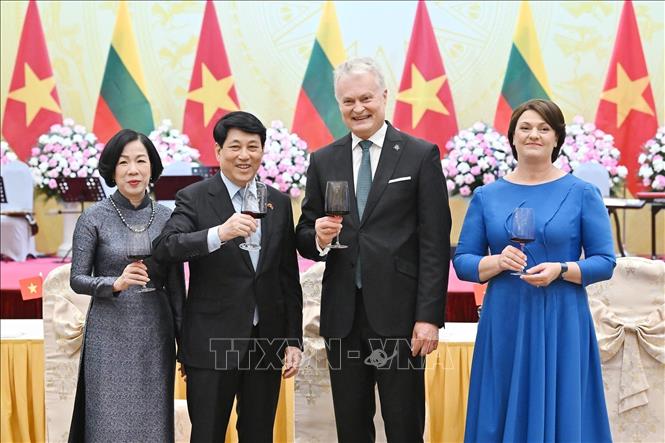 Chủ tịch nước Lương Cường và Phu nhân với Tổng thống Litva Gitanas Nauseda và Phu nhân tại tiệc chiêu đãi. Ảnh: Lâm Khánh – TTXVN