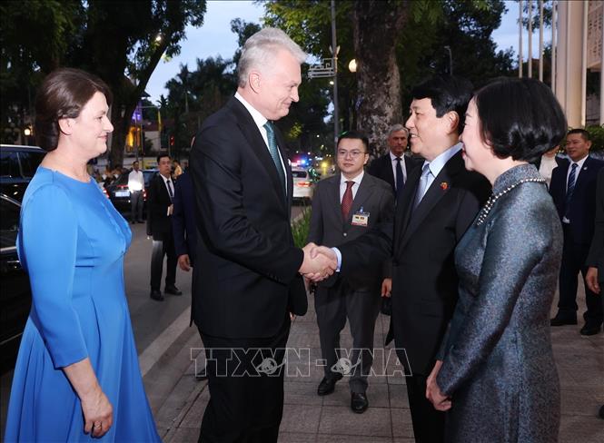 Chủ tịch nước Lương Cường và Phu nhân đón Tổng thống Litva Gitanas Nauseda và Phu nhân dự tiệc chiêu đãi. Ảnh: Lâm Khánh – TTXVN
