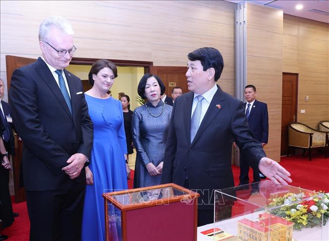 Chủ tịch nước Lương Cường và Phu nhân trao tặng phẩm chào mừng Tổng thống Litva Gitanas Nauseda và Phu nhân thăm chính thức Việt Nam. Ảnh: Lâm Khánh – TTXVN