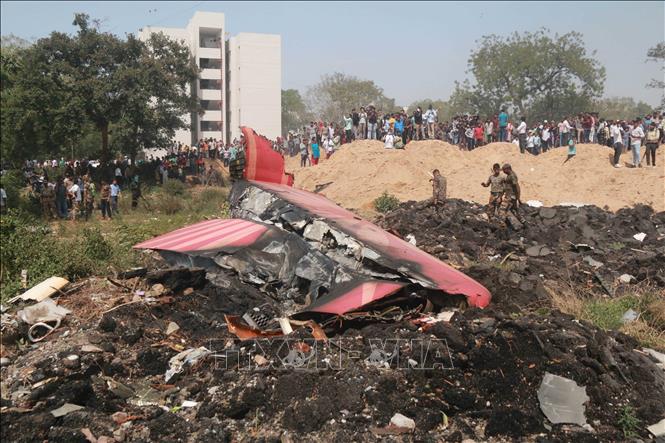 Hiện trường máy bay của Hãng hàng không Air India bị rơi tại thành phố Ahmedabad, bang Gujarat, Ấn Độ ngày 12/6/2025. Ảnh: THX/TTXVN