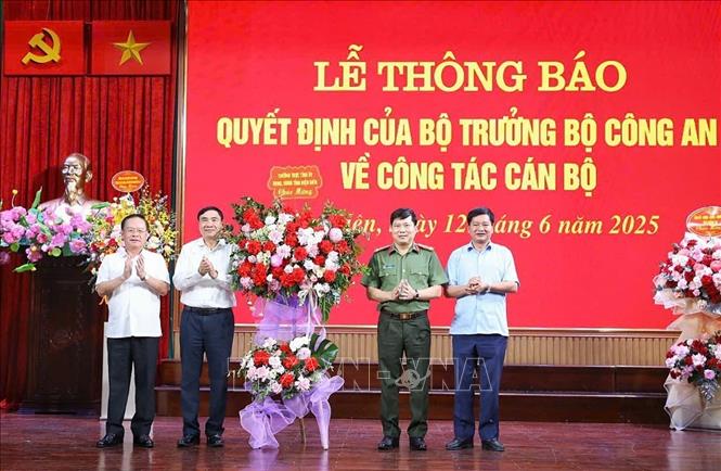 Thường trực Tỉnh ủy Điện Biên tặng hoa chúc mừng Đại tá Vũ Văn Đấu. Ảnh: Trung Kiên - TTXVN