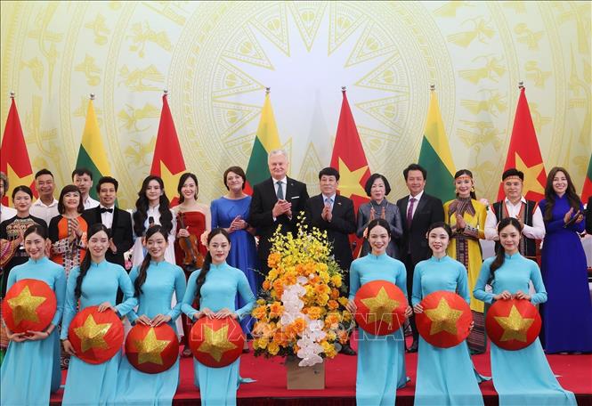 Chủ tịch nước Lương Cường và Phu nhân cùng Tổng thống Litva Gitanas Nauseda và Phu nhân với các nghệ sĩ Việt Nam. Ảnh: Lâm Khánh – TTXVN