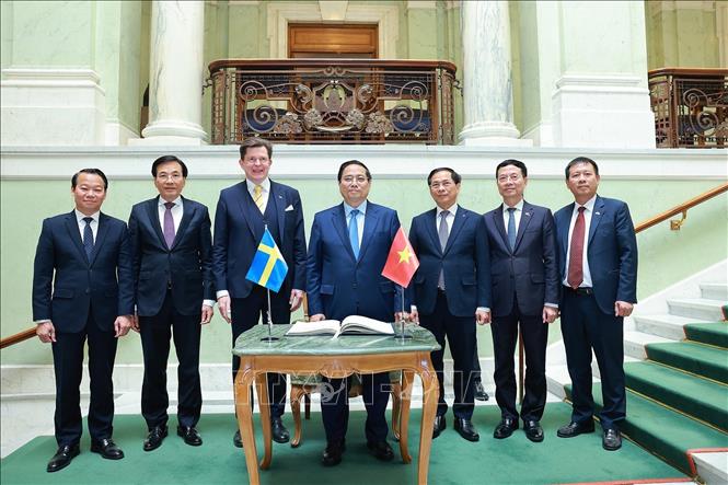 Thủ tướng Phạm Minh Chính và Chủ tịch Quốc hội Thụy Điển Andreas Norlén cùng thành viên đoàn Việt Nam tham dự hội kiến. Ảnh: Dương Giang-TTXVN
