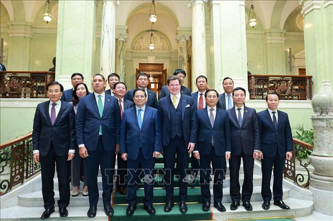 Thủ tướng Phạm Minh Chính và Chủ tịch Quốc hội Thụy Điển Andreas Norlén cùng thành viên đoàn Việt Nam tham dự hội kiến. Ảnh: Dương Giang-TTXVN
