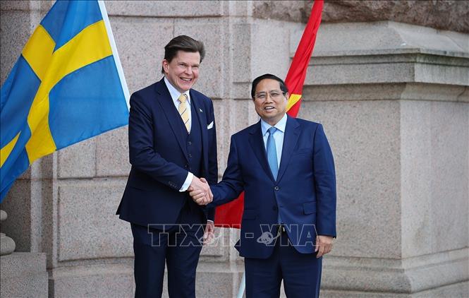 Andreas Norlén, Speaker of the Riksdag, welcomes Prime Minister Pham Minh Chinh. VNA Photo: Dương Giang