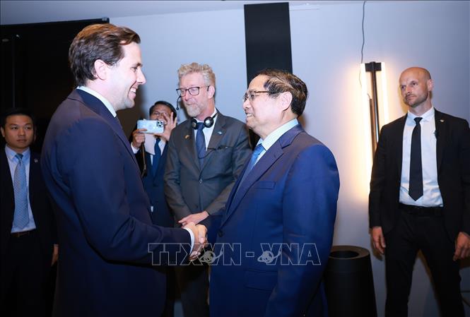 Bộ trưởng Hợp tác phát triển quốc tế và Ngoại thương Thụy Điển Benjamin Dousa đón Thủ tướng Phạm Minh Chính dự Diễn đàn kinh tế Việt Nam – Thụy Điển. Ảnh: Dương Giang-TTXVN
