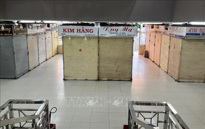 Cả 3 tầng lầu chuyên bán các mặt hàng giày dép, quần áo… ở khu chợ An Đông trong tình trạng vắng vẻ hơn cả thời kỳ COVID-19. Ảnh: Hứa Chung-TTXVN