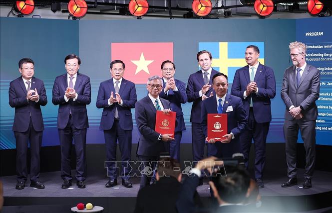 Thủ tướng Phạm Minh Chính chứng kiến trao thoả thuận hợp tác giữa doanh nghiệp Việt Nam – Thụy Điển. Ảnh: Dương Giang-TTXVN
